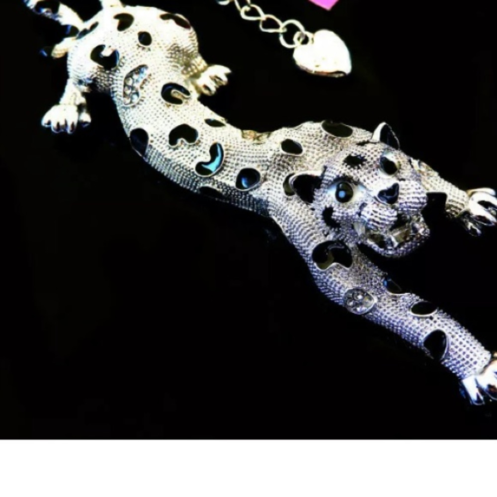 NWT LEOPARD NECKLACE